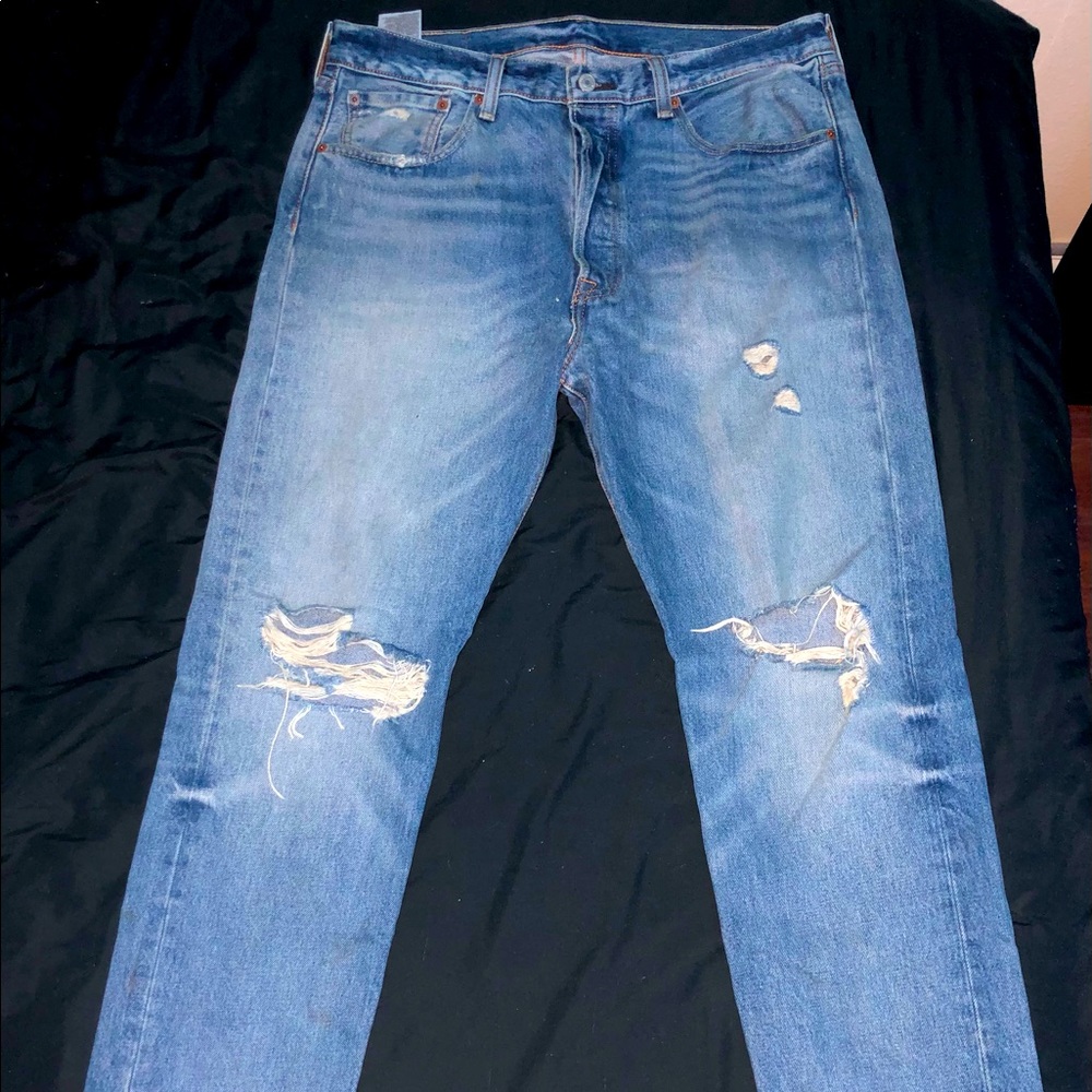 Size - 30/32 Levi’s  (distressed denim) (like new)